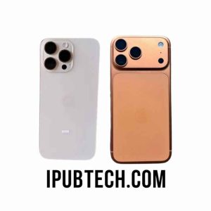 Bagian belakang dua prototipe ponsel berdampingan, satu berwarna putih gading dengan modul kamera triple, dan satu berwarna tembaga dengan modul kamera yang berbeda.