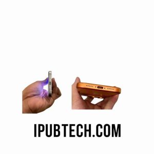 Perbandingan port bagian bawah dua ponsel: Ponsel perak/putih di kiri dan ponsel oranye tembaga di kanan, keduanya menampilkan port USB-C.