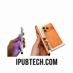 Perbandingan sisi samping ponsel perak/putih di kiri dengan ponsel oranye tembaga yang dipegang di samping kotak unboxing di kanan.