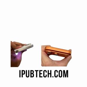 Perbandingan sisi atas dan bawah dua ponsel: satu perak/putih dipegang di kiri, dan satu oranye tembaga dipegang di kanan.